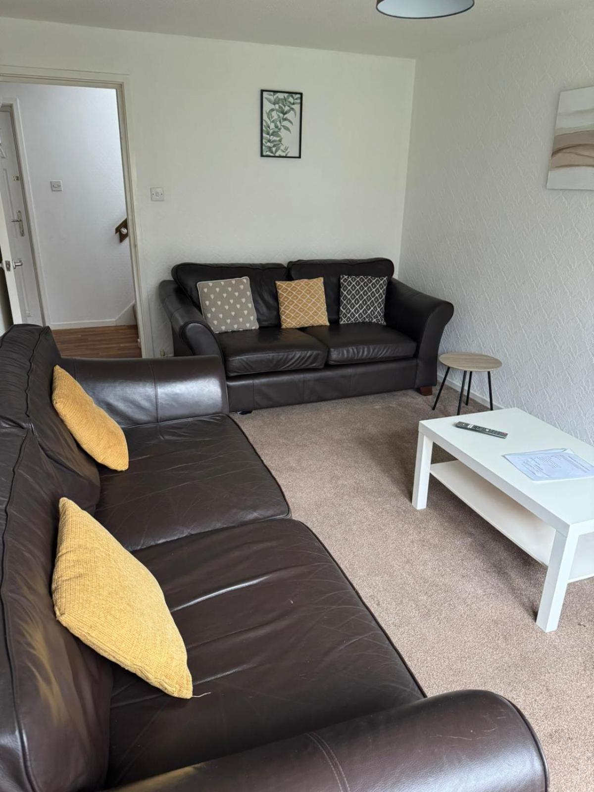 Large 2 Bedroom House Wombridge Buitenkant foto