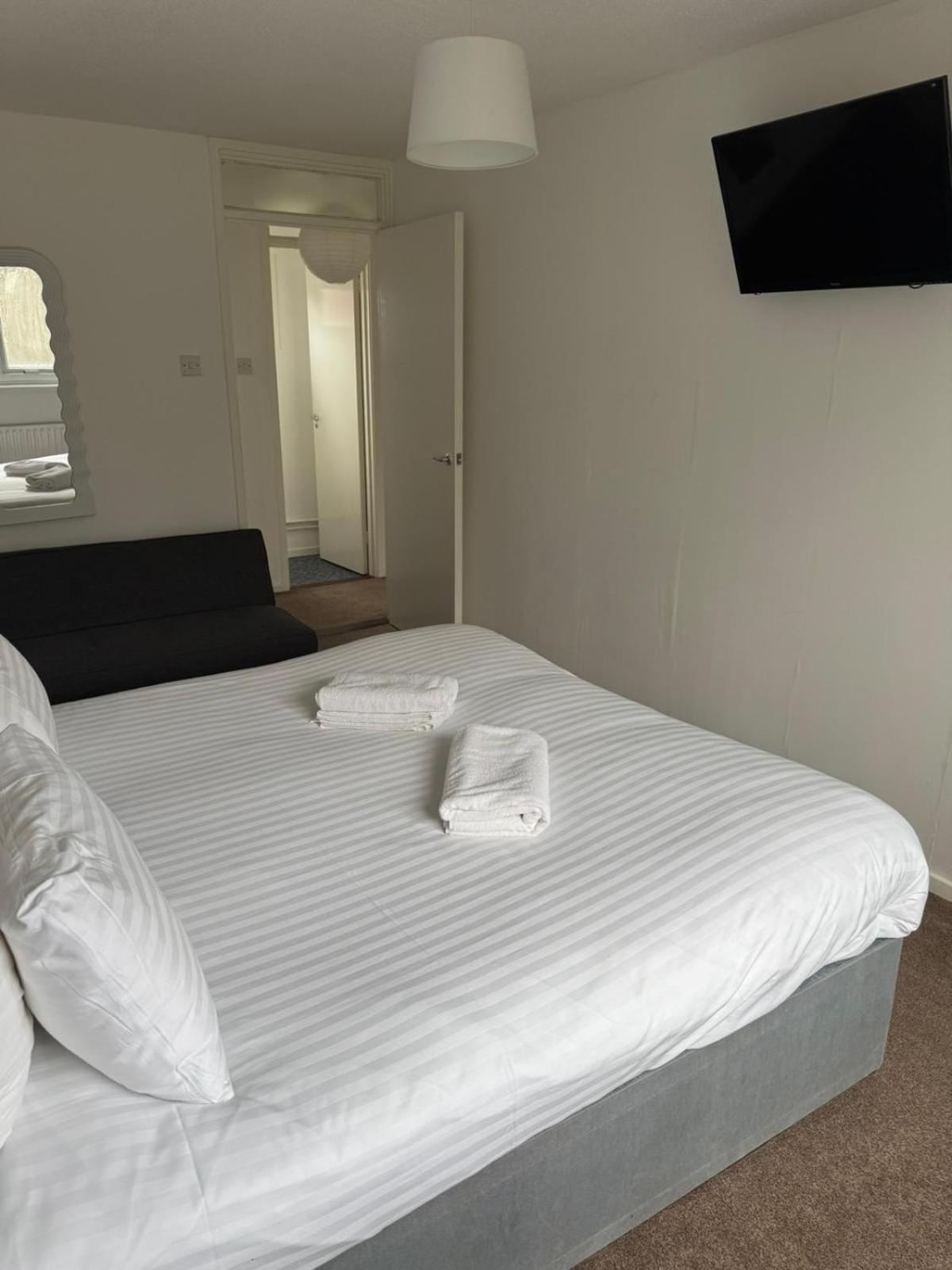 Large 2 Bedroom House Wombridge Buitenkant foto